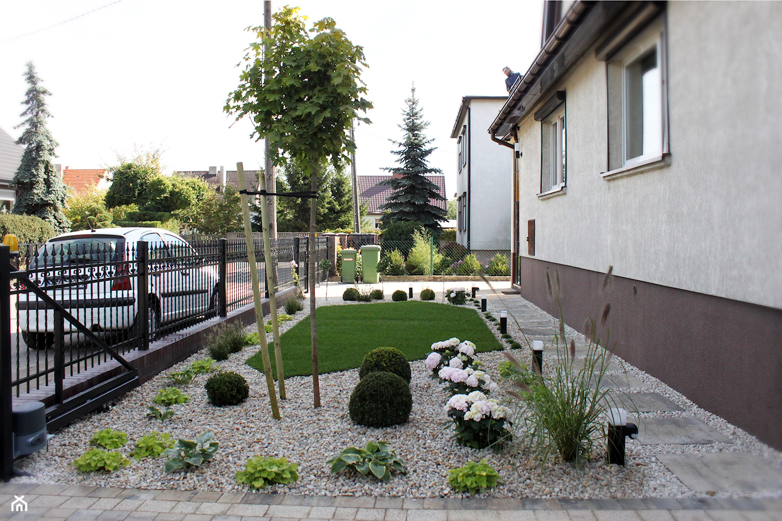 Elegancki ogród przed domem - Średni z nawierzchnią pokrytą kostką brukową ogród przed domem, styl ... - zdjęcie od Duo Design - Homebook