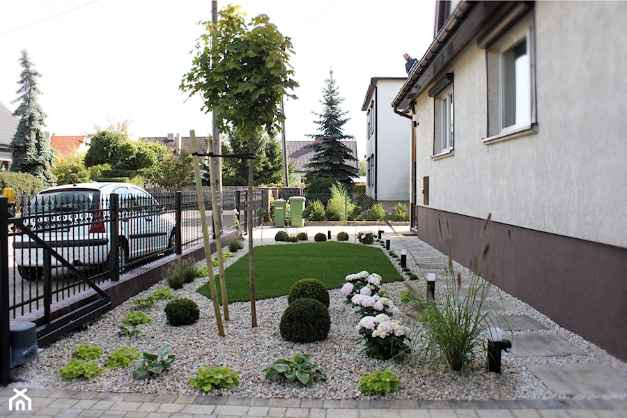 Elegancki ogród przed domem - Średni z nawierzchnią pokrytą kostką brukową ogród przed domem, styl tradycyjny - zdjęcie od Duo Design