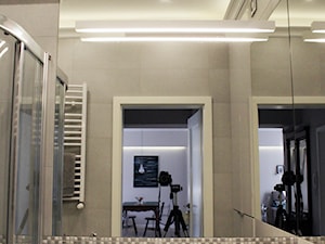 Realizacja projektu - mieszkanie 55 m - Mała bez okna z lustrem z punktowym oświetleniem łazienka, styl nowoczesny - zdjęcie od Duo Design
