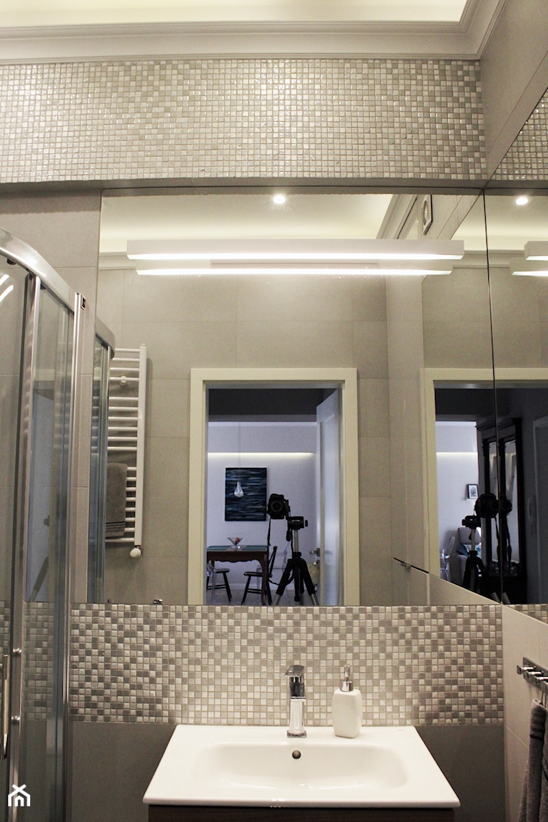 Realizacja projektu - mieszkanie 55 m - Mała bez okna z lustrem z punktowym oświetleniem łazienka, styl nowoczesny - zdjęcie od Duo Design