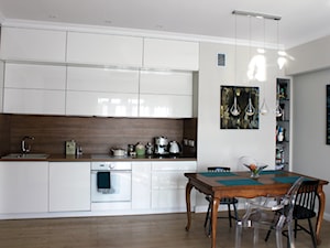 Realizacja projektu - mieszkanie 55 m - Średnia otwarta z salonem biała brązowa z zabudowaną lodówką z nablatowym zlewozmywakiem kuchnia jednorzędowa, styl nowoczesny - zdjęcie od Duo Design