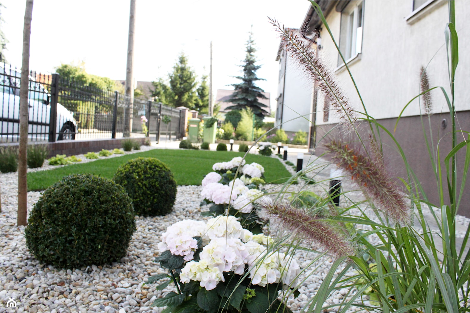 Elegancki ogród przed domem - Średni z nawierzchnią pokrytą kostką brukową ogród przed domem, styl tradycyjny - zdjęcie od Duo Design - Homebook