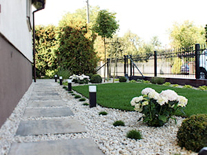 Elegancki ogród przed domem - Średni ogród przed domem, styl tradycyjny - zdjęcie od Duo Design