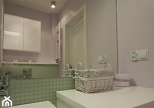 Liściasta łazienka - Mała bez okna z pralką / suszarką z punktowym oświetleniem łazienka, styl nowoczesny - zdjęcie od openlines