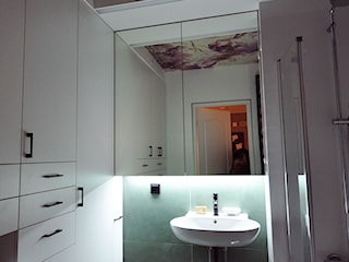 Łazienka minimalistyczna, z tapetą