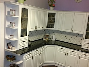 Kuchnia przed, w trakcie i po metamorfozie ;) - Mała zamknięta biała fioletowa z lodówką wolnostojącą kuchnia w kształcie litery l, styl tradycyjny - zdjęcie od Emilia Dyk