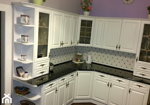 Kuchnia przed, w trakcie i po metamorfozie ;) - Mała zamknięta biała fioletowa z lodówką wolnostojącą kuchnia w kształcie litery l, styl tradycyjny - zdjęcie od Emilia Dyk