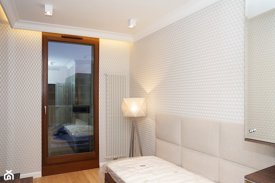 Ochota, 62m2 - Mała beżowa biała sypialnia z balkonem / tarasem - zdjęcie od BFC Home