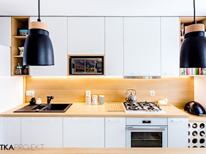 MIESZKANIE PRYWATNE - Mała z salonem beżowa biała z zabudowaną lodówką z podblatowym zlewozmywakiem kuchnia jednorzędowa, styl skandynawski - zdjęcie od JOTKA PROJEKT