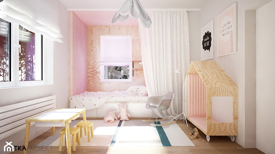 dom prywatny - Średni beżowy różowy z panelami tapicerowanymi pokój dziecka dla dziecka dla dziewczynki, styl skandynawski - zdjęcie od JOTKA PROJEKT