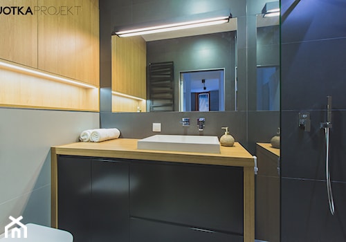 MIESZKANIE DLA SINGLA - Średnia bez okna z lustrem łazienka, styl minimalistyczny - zdjęcie od JOTKA PROJEKT