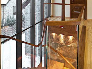 ST878 Nowoczesne schody dywanowe z szklaną balustradą - zdjęcie od Trąbczyński