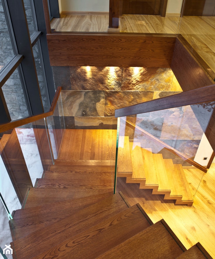 ST878 Nowoczesne schody dywanowe z szklaną balustradą - zdjęcie od Trąbczyński - Homebook
