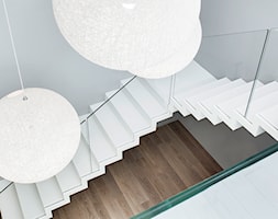 ST885 Białe schody dywanowe - zdjęcie od Trąbczyński - Homebook