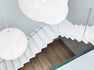 ST885 Białe schody dywanowe - zdjęcie od Trąbczyński