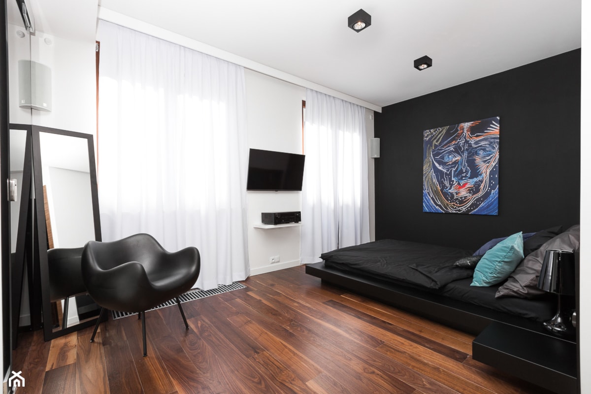 Apartament Pod Złotym Globem - Duża biała czarna sypialnia, styl nowoczesny - zdjęcie od NOYE Studio - Homebook