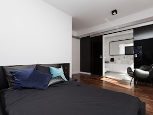 Apartament Pod Złotym Globem - Duża biała sypialnia z łazienką, styl nowoczesny - zdjęcie od NOYE Studio