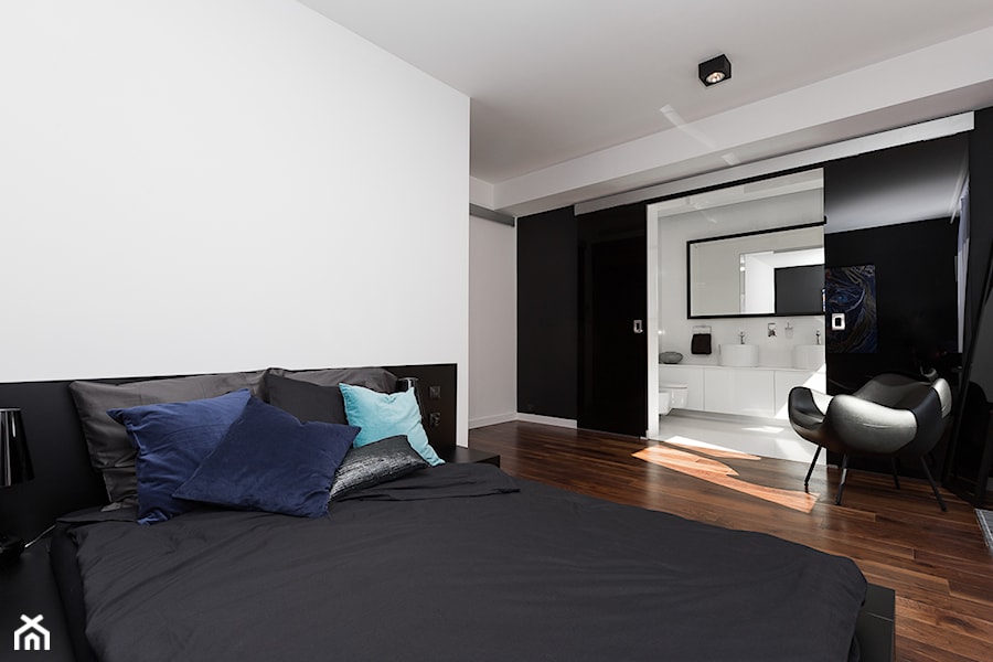 Apartament Pod Złotym Globem - Duża biała sypialnia z łazienką, styl nowoczesny - zdjęcie od NOYE Studio