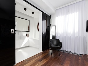 Apartament Pod Złotym Globem - Średnia biała sypialnia z łazienką, styl nowoczesny - zdjęcie od NOYE Studio
