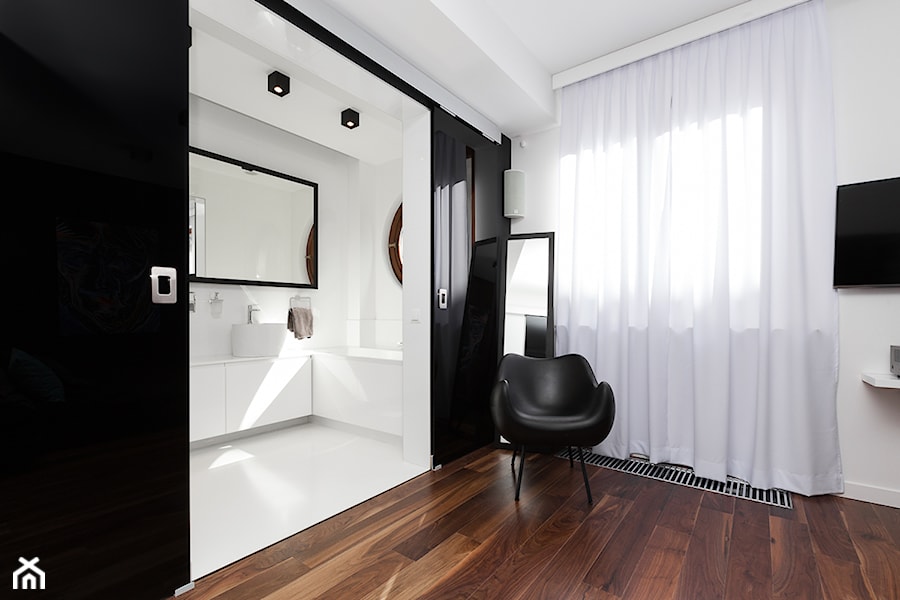 Apartament Pod Złotym Globem - Średnia biała sypialnia z łazienką, styl nowoczesny - zdjęcie od NOYE Studio