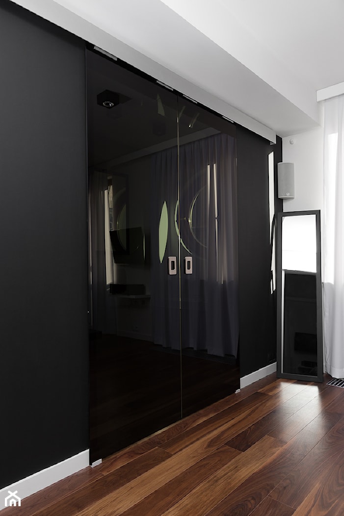 Apartament Pod Złotym Globem - Średnia czarna sypialnia, styl nowoczesny - zdjęcie od NOYE Studio - Homebook