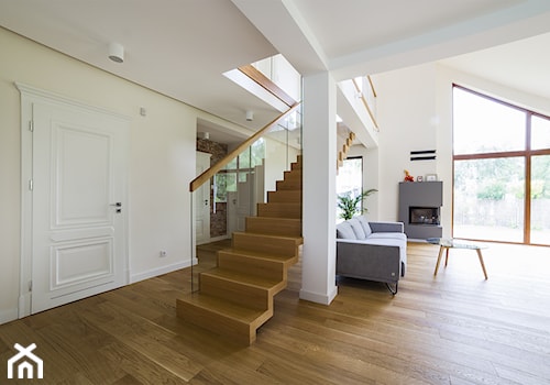 Nowoczesne schody drewniane dywanowe z balustradą szklaną. - Schody, styl minimalistyczny - zdjęcie od schody-dywanowe.com