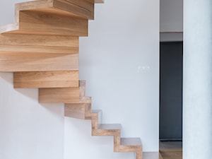 NOWOCZESNE SCHODY DREWNIANE - Schody jednobiegowe zabiegowe drewniane, styl minimalistyczny - zdjęcie od schody-dywanowe.com