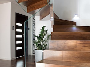 schody drewniane - orzech amerykański - zdjęcie od schody-dywanowe.com