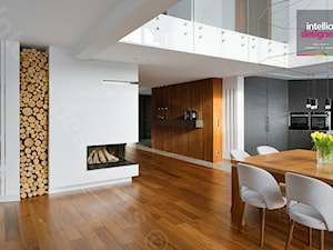 Dom na Podhalu - Mały biały salon z kuchnią z jadalnią, styl minimalistyczny - zdjęcie od Intellio designers projekty wnętrz