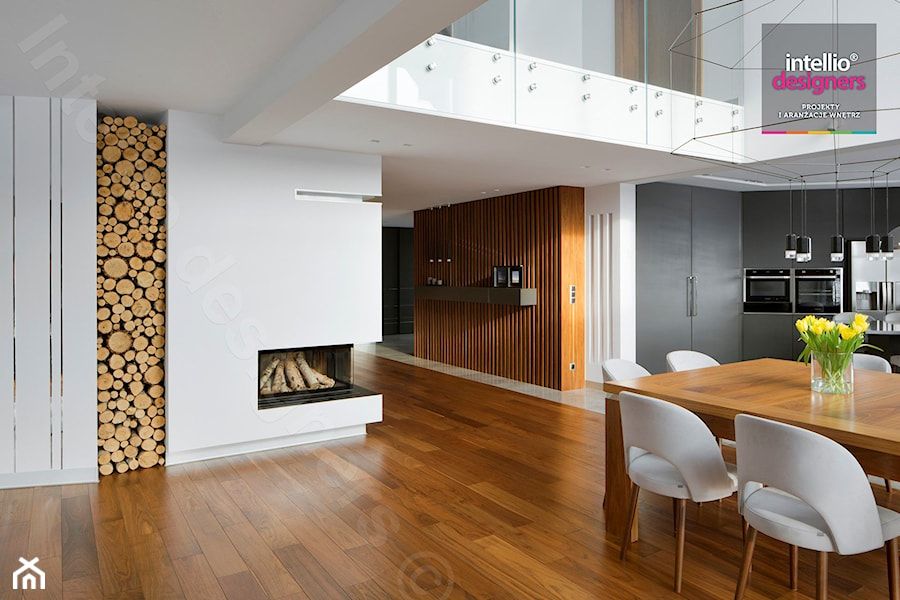 Dom na Podhalu - Mały biały salon z kuchnią z jadalnią, styl minimalistyczny - zdjęcie od Intellio designers projekty wnętrz