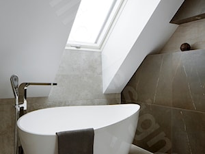 Dom na Podhalu - Mała na poddaszu łazienka z oknem, styl nowoczesny - zdjęcie od Intellio designers projekty wnętrz