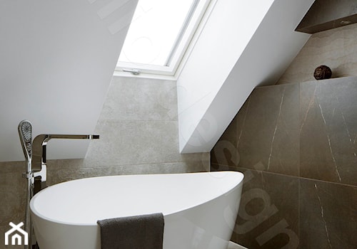 Dom na Podhalu - Mała na poddaszu łazienka z oknem, styl nowoczesny - zdjęcie od Intellio designers projekty wnętrz