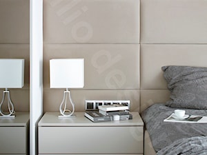 Dom na Podhalu - Mała biała szara sypialnia, styl nowoczesny - zdjęcie od Intellio designers projekty wnętrz