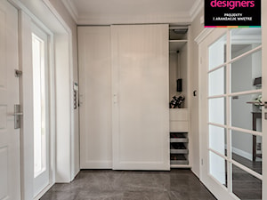 Willa - Średni beżowy z marmurem na podłodze hol / przedpokój, styl tradycyjny - zdjęcie od Intellio designers projekty wnętrz