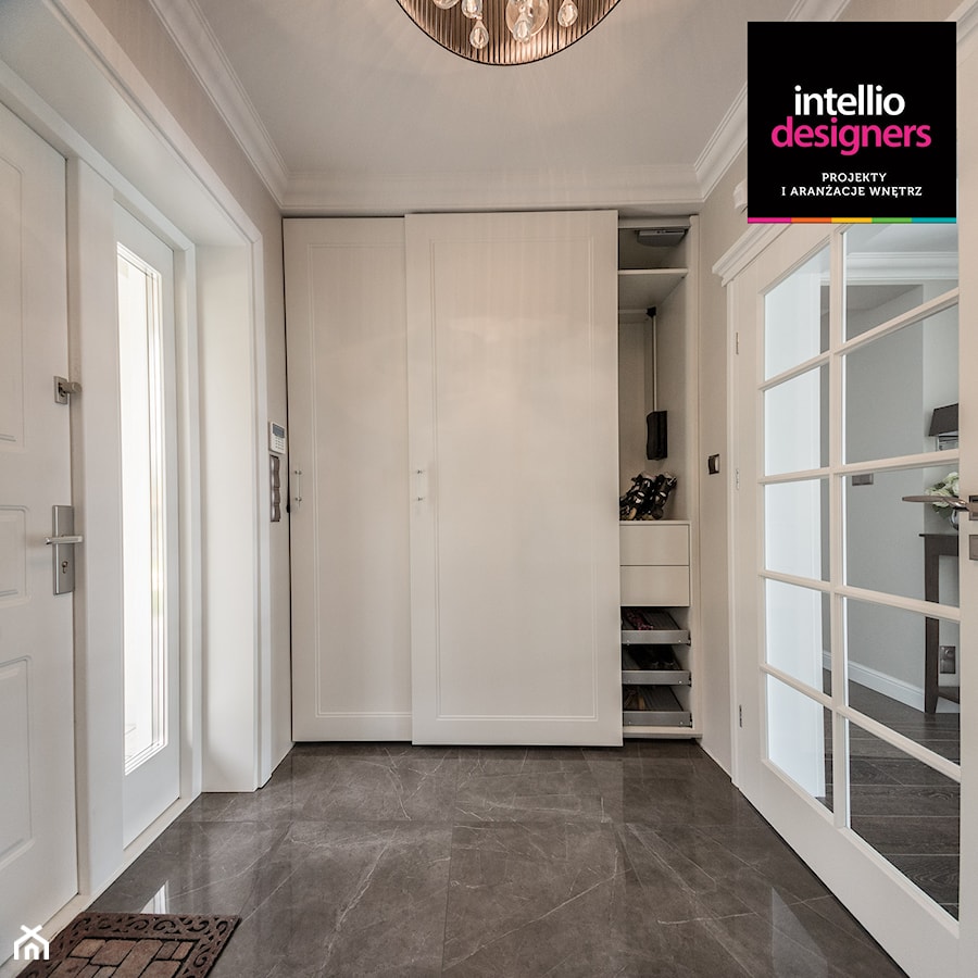 Willa - Średni beżowy z marmurem na podłodze hol / przedpokój, styl tradycyjny - zdjęcie od Intellio designers projekty wnętrz