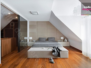 Dom na Podhalu - Duża beżowa biała sypialnia na poddaszu z łazienką, styl nowoczesny - zdjęcie od Intellio designers projekty wnętrz