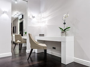 Apartament - projekt wnętrz "pod klucz" - Średnia biała z biurkiem sypialnia, styl tradycyjny - zdjęcie od Intellio designers projekty wnętrz
