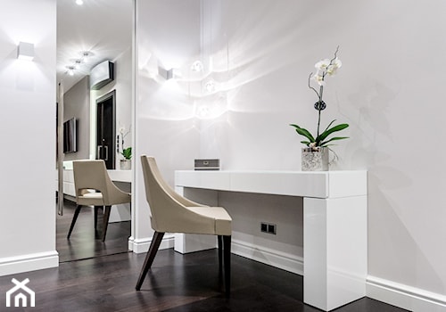 Apartament - projekt wnętrz "pod klucz" - Średnia biała z biurkiem sypialnia, styl tradycyjny - zdjęcie od Intellio designers projekty wnętrz