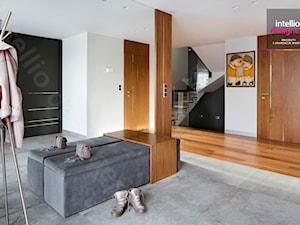 Dom na Podhalu - Średni z wieszakiem biały czarny hol / przedpokój, styl glamour - zdjęcie od Intellio designers projekty wnętrz