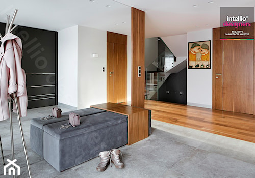 Dom na Podhalu - Średni z wieszakiem biały czarny hol / przedpokój, styl glamour - zdjęcie od Intellio designers projekty wnętrz