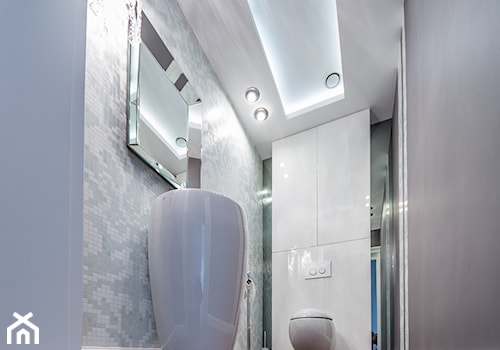 Willa - Średnia bez okna z lustrem z punktowym oświetleniem łazienka, styl glamour - zdjęcie od Intellio designers projekty wnętrz