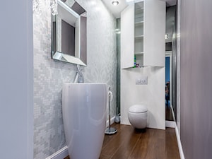 Willa - Mała bez okna z lustrem z punktowym oświetleniem łazienka, styl glamour - zdjęcie od Intellio designers projekty wnętrz