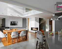 Dom na Podhalu - Duża biała jadalnia w salonie w kuchni, styl nowoczesny - zdjęcie od Intellio designers projekty wnętrz - Homebook