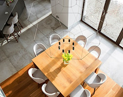 Dom na Podhalu - Duża biała jadalnia jako osobne pomieszczenie, styl nowoczesny - zdjęcie od Intellio designers projekty wnętrz - Homebook