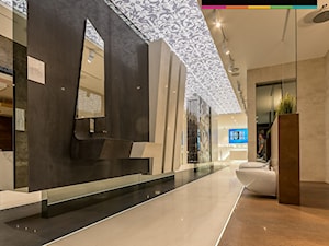 Projekt salonu wyposażenia wnętrz - Duża z lustrem z punktowym oświetleniem łazienka z oknem, styl glamour - zdjęcie od Intellio designers projekty wnętrz