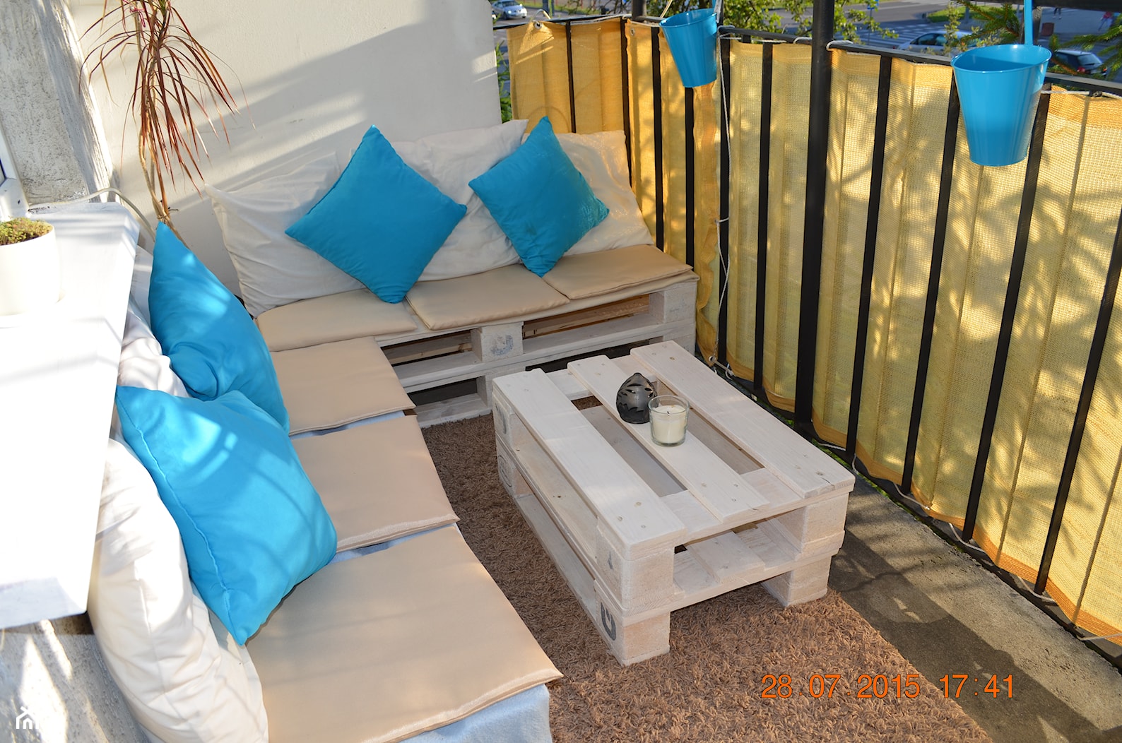 Metamorfoza balkonu - Mały z podłoga z płyt betonowych z meblami ogrodowymi z meblami z palet taras - zdjęcie od czajkaan - Homebook