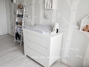 pokój niemowlęcy - Średni biały szary pokój dziecka dla niemowlaka dla chłopca dla dziewczynki - zdjęcie od white interior design