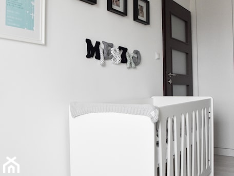 Aranżacje wnętrz - Pokój dziecka: pokój niemowlęcy - Pokój dziecka - white interior design. Przeglądaj, dodawaj i zapisuj najlepsze zdjęcia, pomysły i inspiracje designerskie. W bazie mamy już prawie milion fotografii!