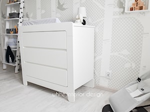 pokój niemowlęcy - Mały biały szary pokój dziecka dla niemowlaka dla chłopca dla dziewczynki - zdjęcie od white interior design