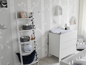 pokój niemowlęcy - Mały biały szary pokój dziecka dla niemowlaka dla chłopca dla dziewczynki - zdjęcie od white interior design